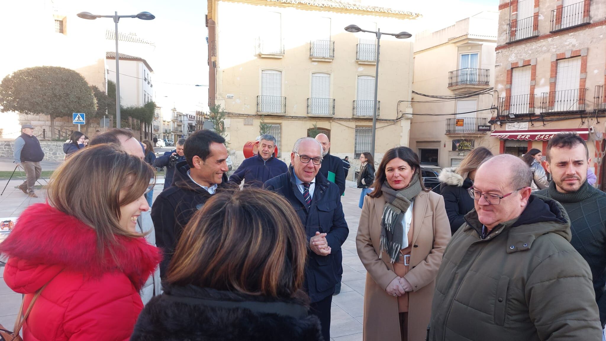 Delegados y alcaldesa conversan don directoras y director de los colegios