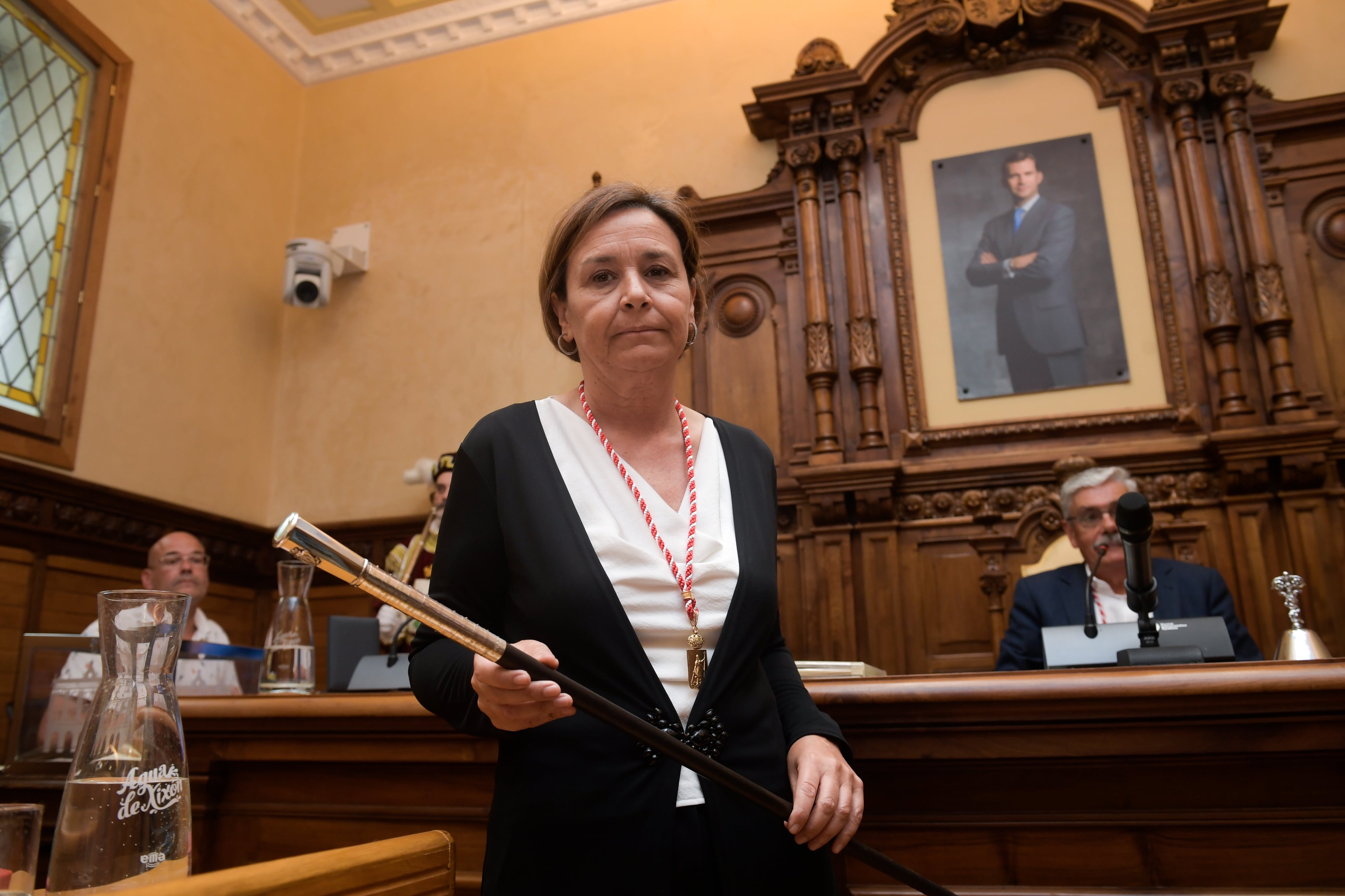 GIJÓN, 17/06/2023.- La nueva alcaldesa de Gijón, Carmen Moriyón, con el bastón de mando durante su toma de posesión en el marco del pleno constitutivo del Ayuntamiento de Gijón este sábado. EFE/ Eloy Alonso
