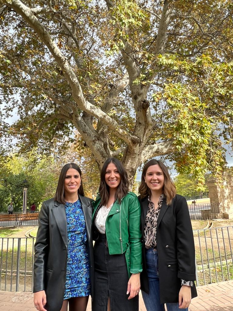 Las capitanas, junto al árbol del Plátano