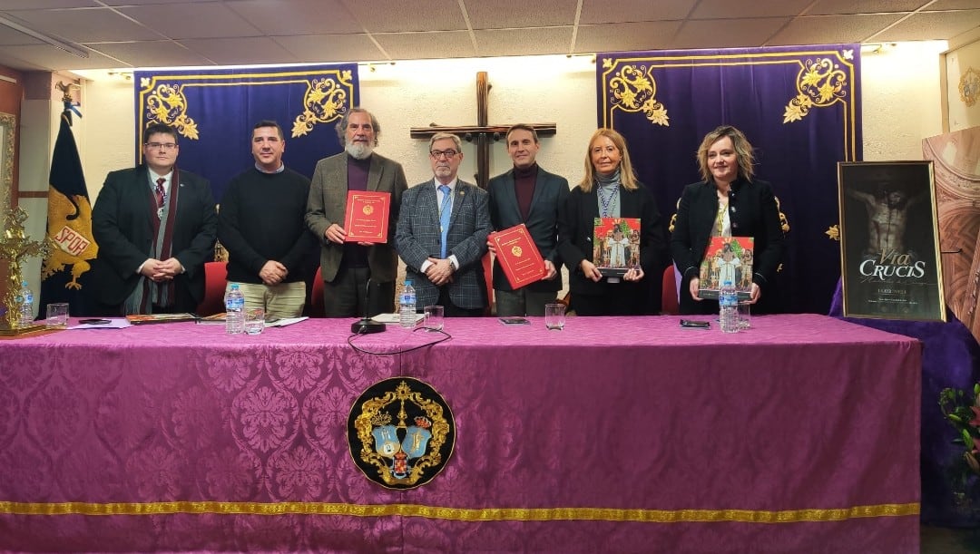 Presentación de la revista, guía y cartel del Vía Crucis en la Agrupación de Cofradías y Hermandades de Jaén