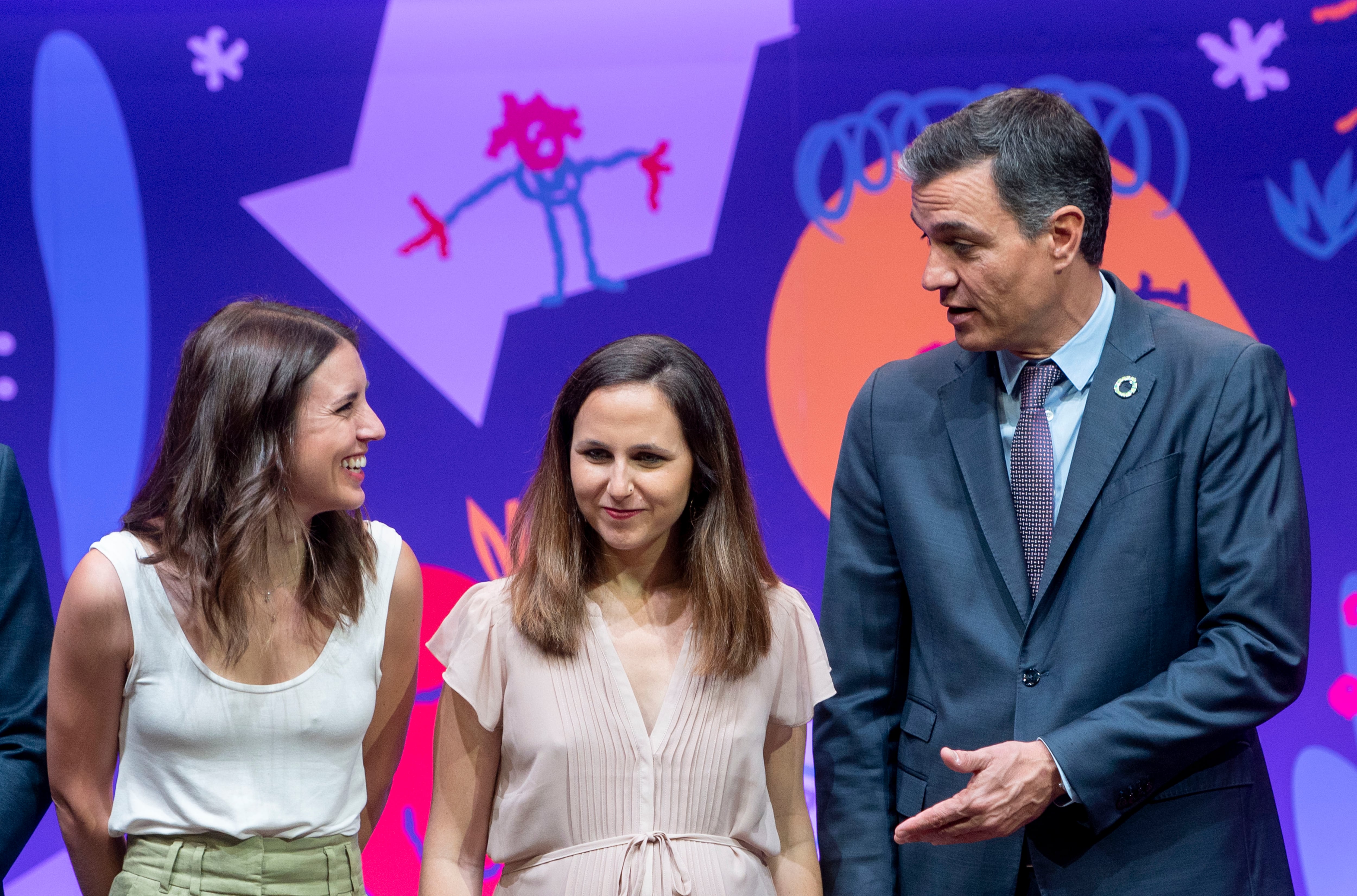 La ministra de Igualdad, Irene Montero, la ministra de Derechos Sociales, Ione Belarra, y el presidente del Gobierno, Pedro Sánchez.