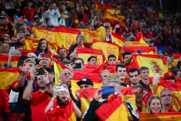 Aficionados españoles escuchan el himno nacional en un partido de la selección de fútbol. (Photo by Eric Alonso/Getty Images)