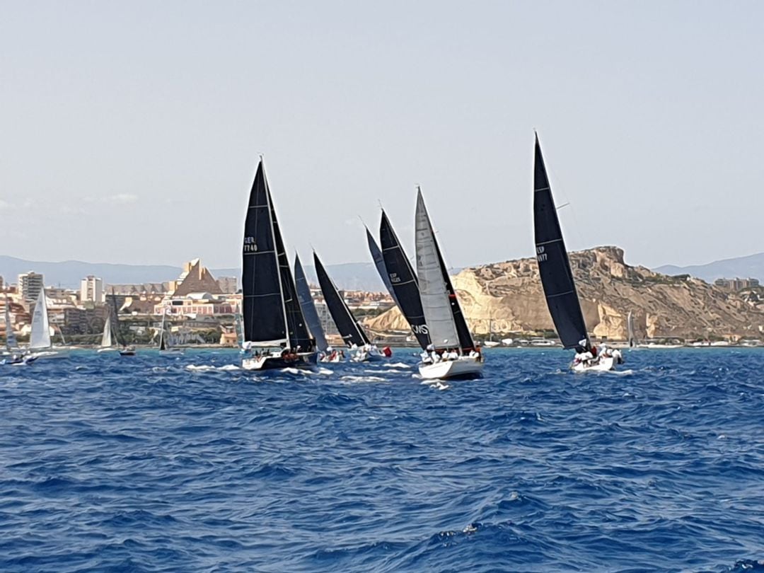 La flota de barcos participantes en la XXV Tabarca Vela Trofeo Diputación de Alicante