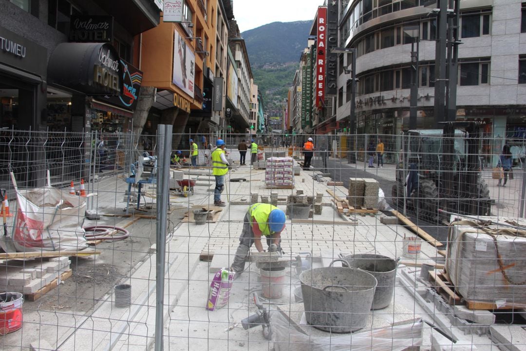 Treballadors de la construcció en unes obres públiques.