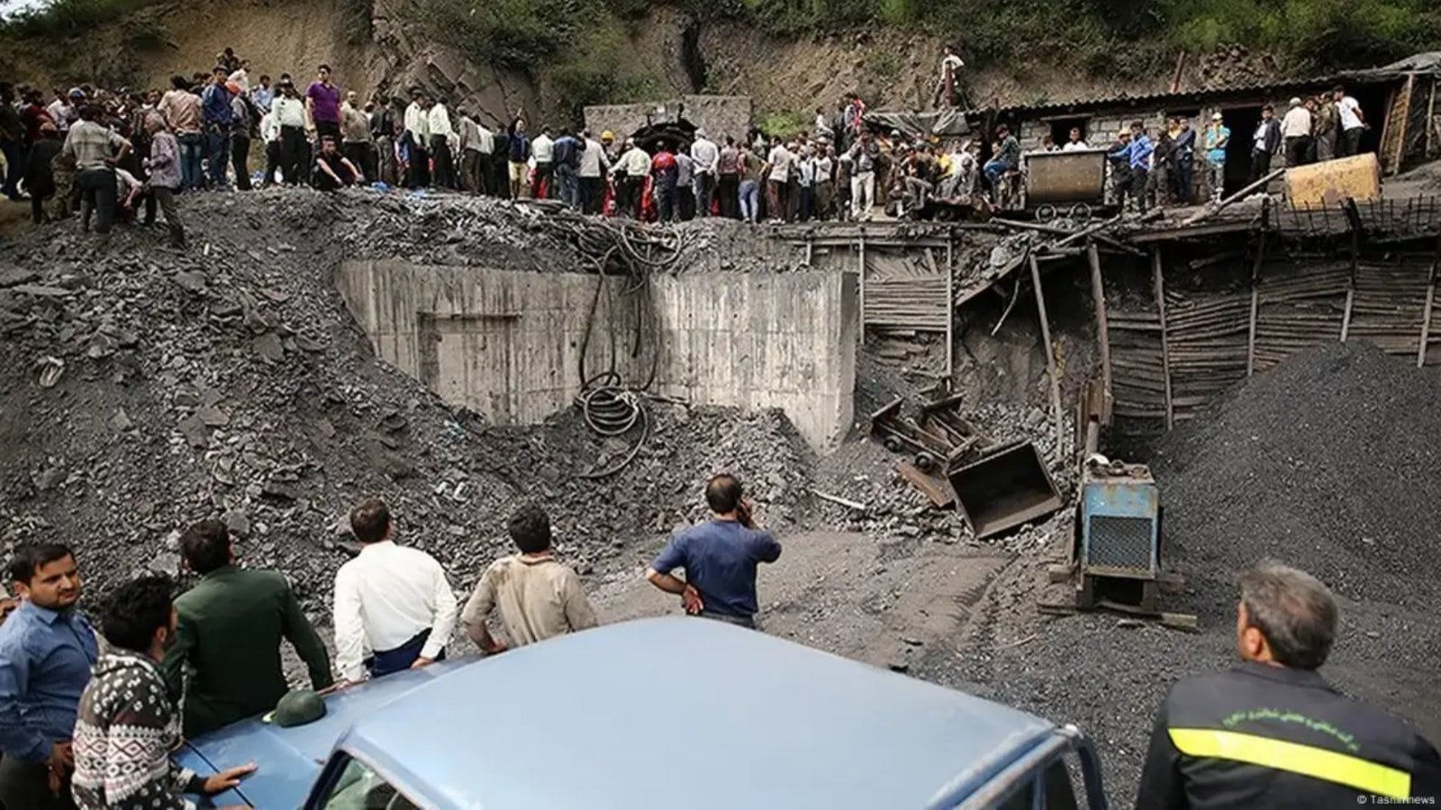 Servicios de emergencias y familiares en la mina de carbón que ha explotado en Irán