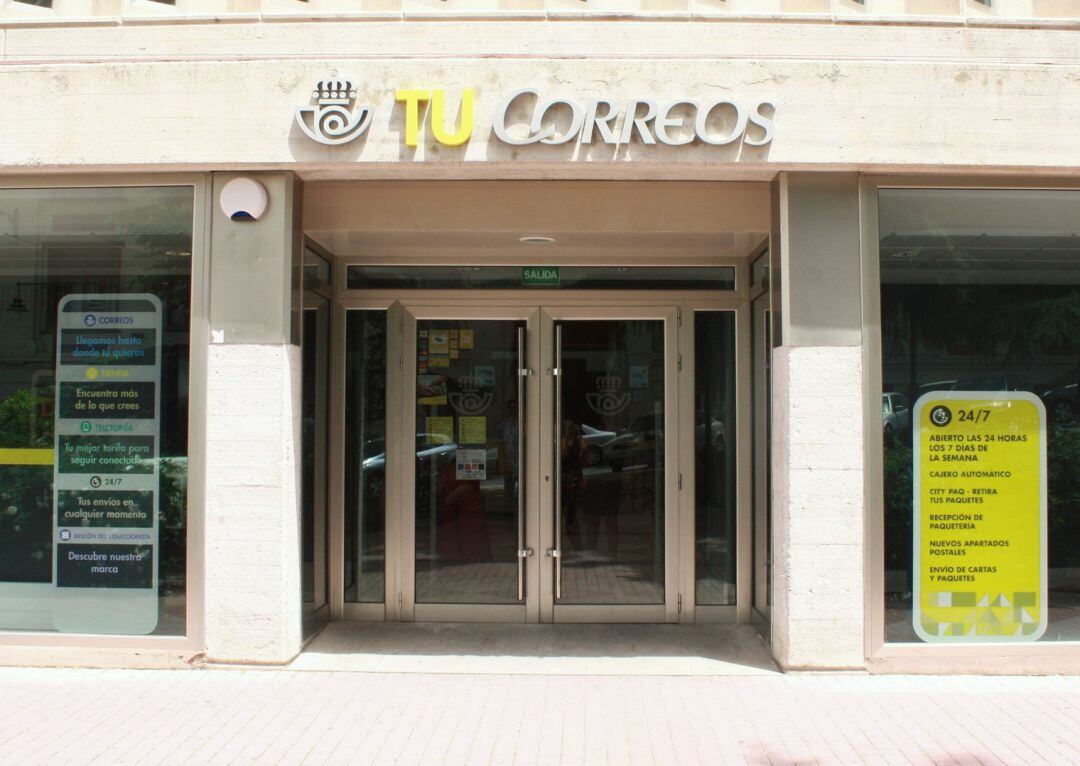Entrada de la oficina de Correos en Alcoy.