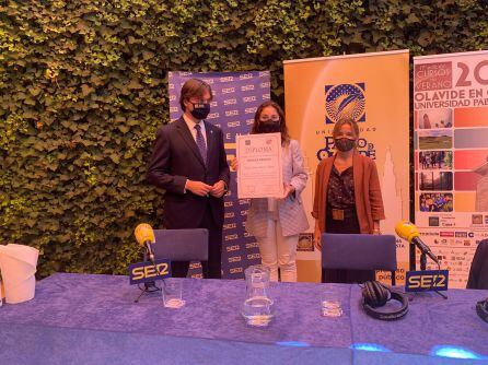 El rector de la Universidad Pablo de Olavide, Francisco Oliva,entregando el Premio de Investigación Rosario Valpuesta a María Sánchez