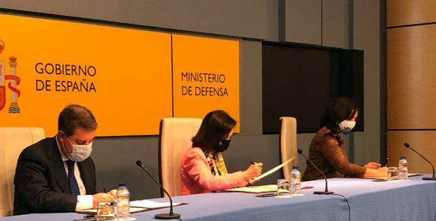 Momento de la firma del protocolo en el Ministerio de Defensa