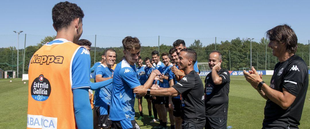 Noel y Trilli siendo felicitados por el equipo 