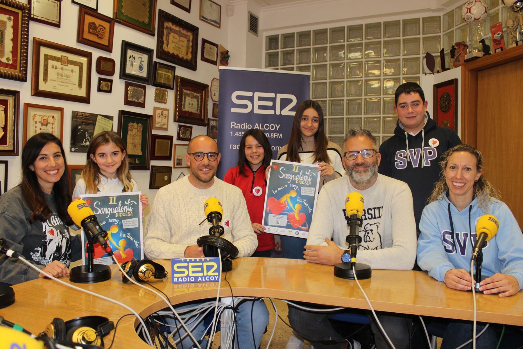 Tania, Itnia, Juanan, Elena, Nuria, Toni, Mauro y Julia, en el estudio central de Radio Alcoy