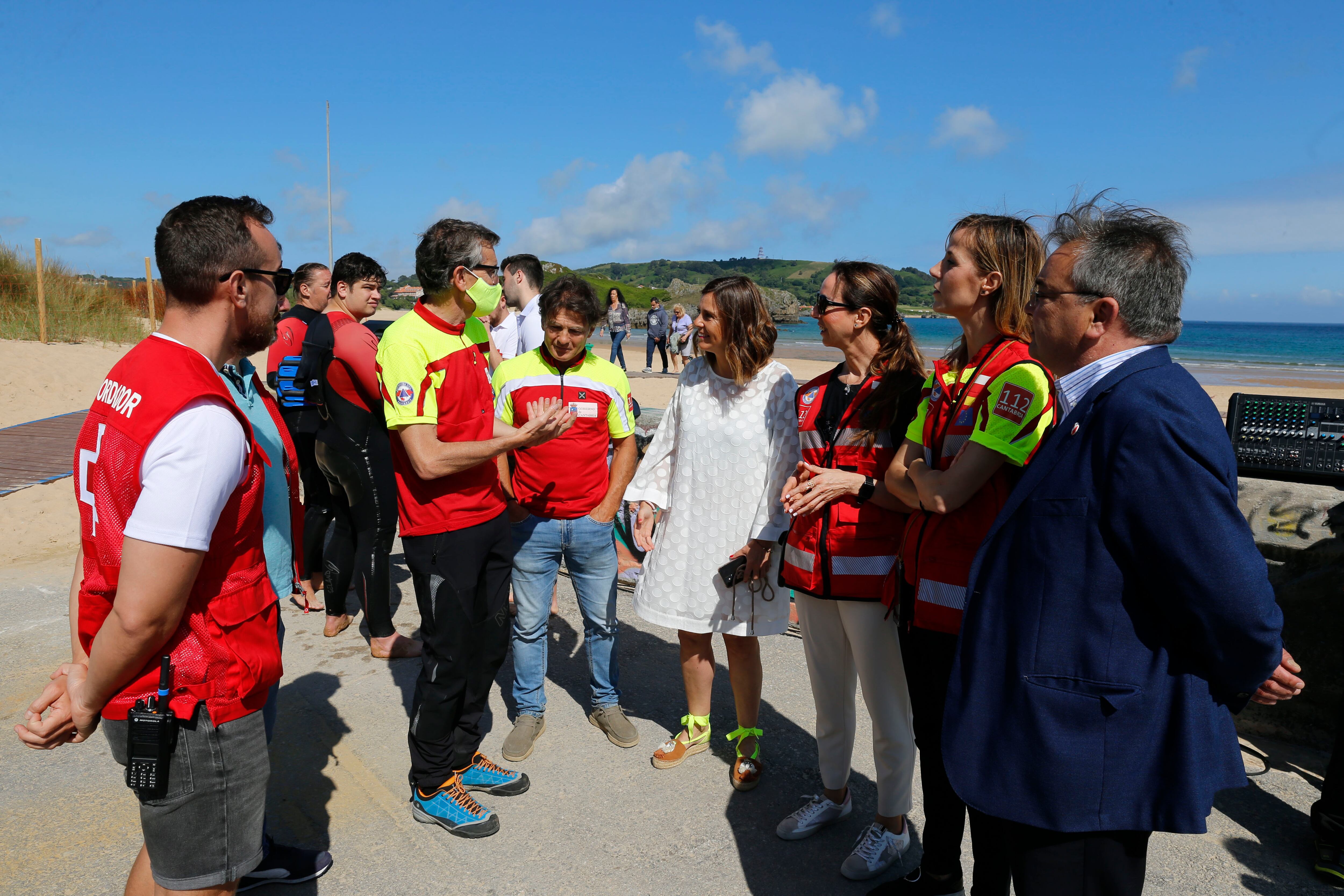 La consejera de Presidencia, Paula Fernández Viaña, presenta la campaña de salvamento y socorrismo en las playas de Cantabria.