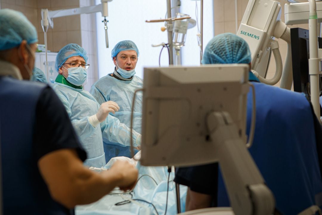 Dos cirujanos durante una operación en un quirófano