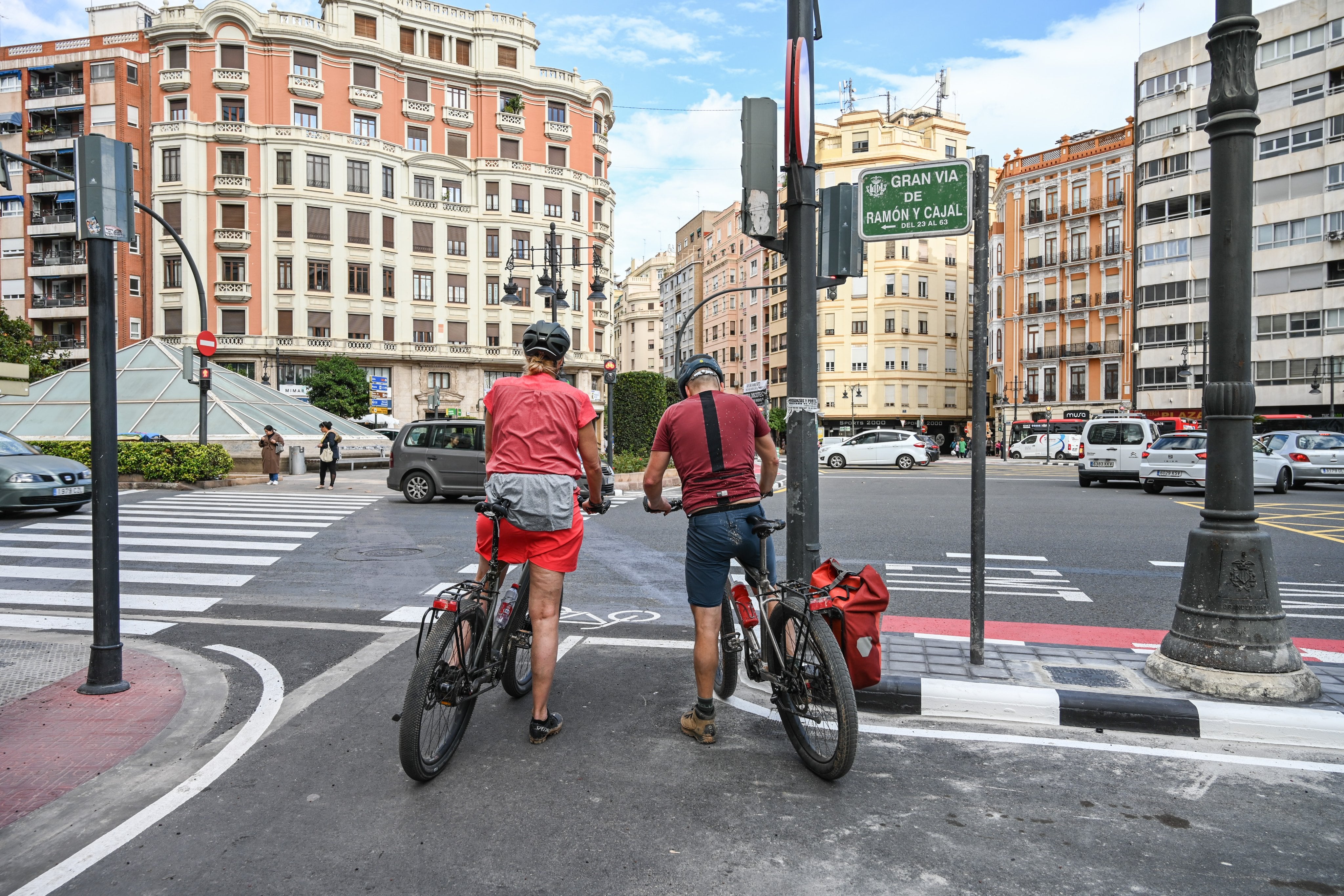 Ciclistas en la plaza de España de València