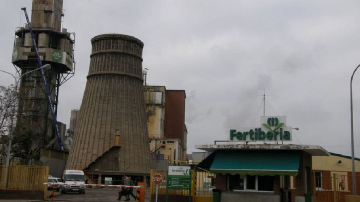Un trabajador herido leve en Fertiberia Puertollano tras la explosión y posterior incendio de una bomba topo