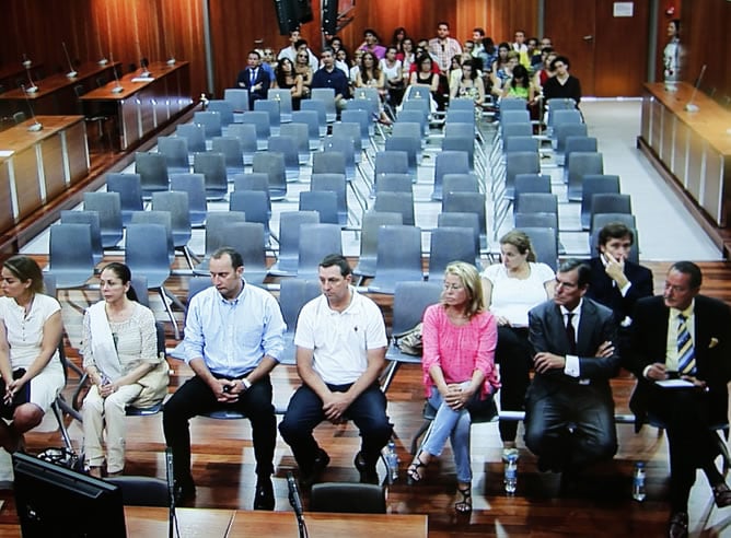 El banquillo de los acusados tomado desde uno de los monitores de la sala de prensa, ocupado por, entre otros, la tonadillera Isabel Pantoja , el exalcalde de Marbella Julian Muñoz y su exmujer Maite Zaldivar