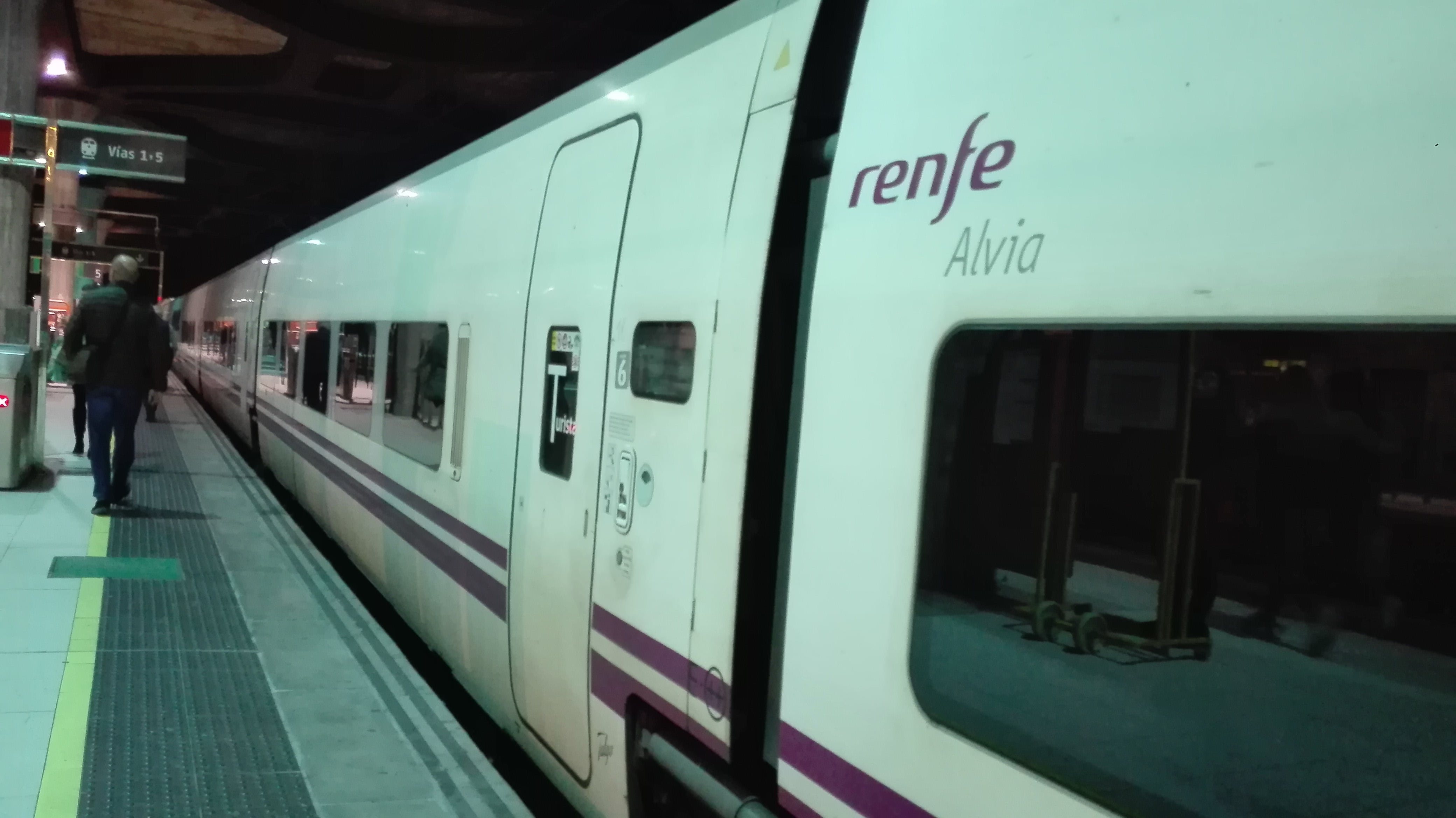 Los trenes Alvia prestan servicio en la línea Asturias-Madrid hasta la entrega de los nuevos trenes encargados a Talgo. En la imagen un Alvia en la estación de Oviedo.