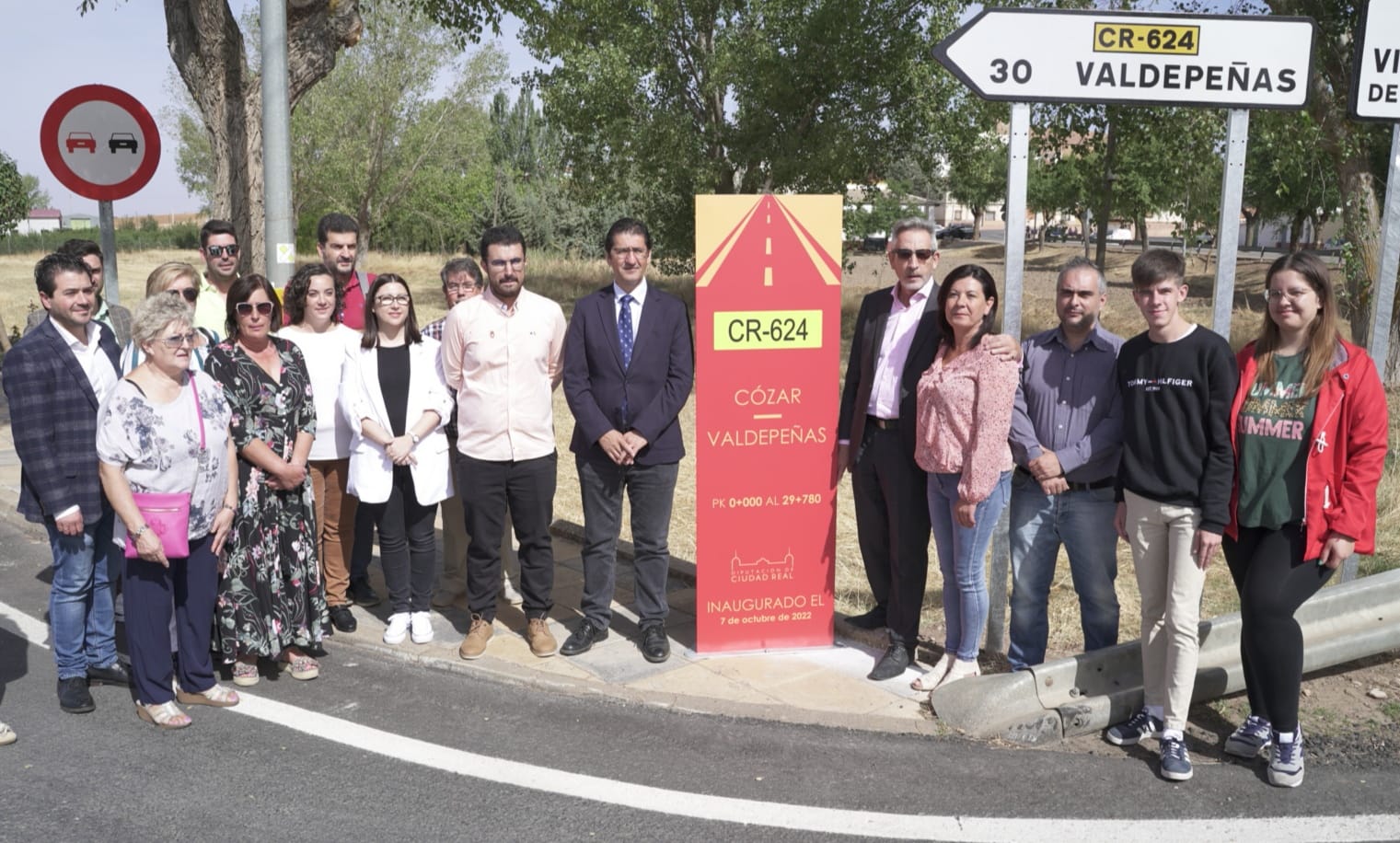 Foto de familia en la inauguración de la remodelación de la CR-624, que une las localidades de Valdepeñas y Cózar