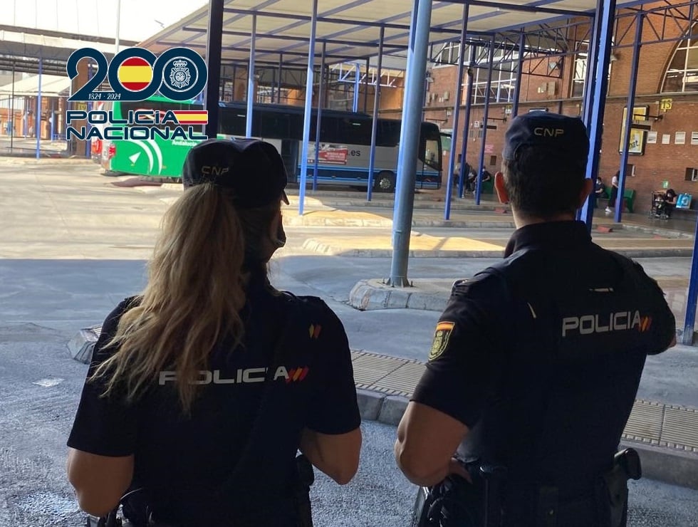 Policías en la estación de autobuses de Málaga