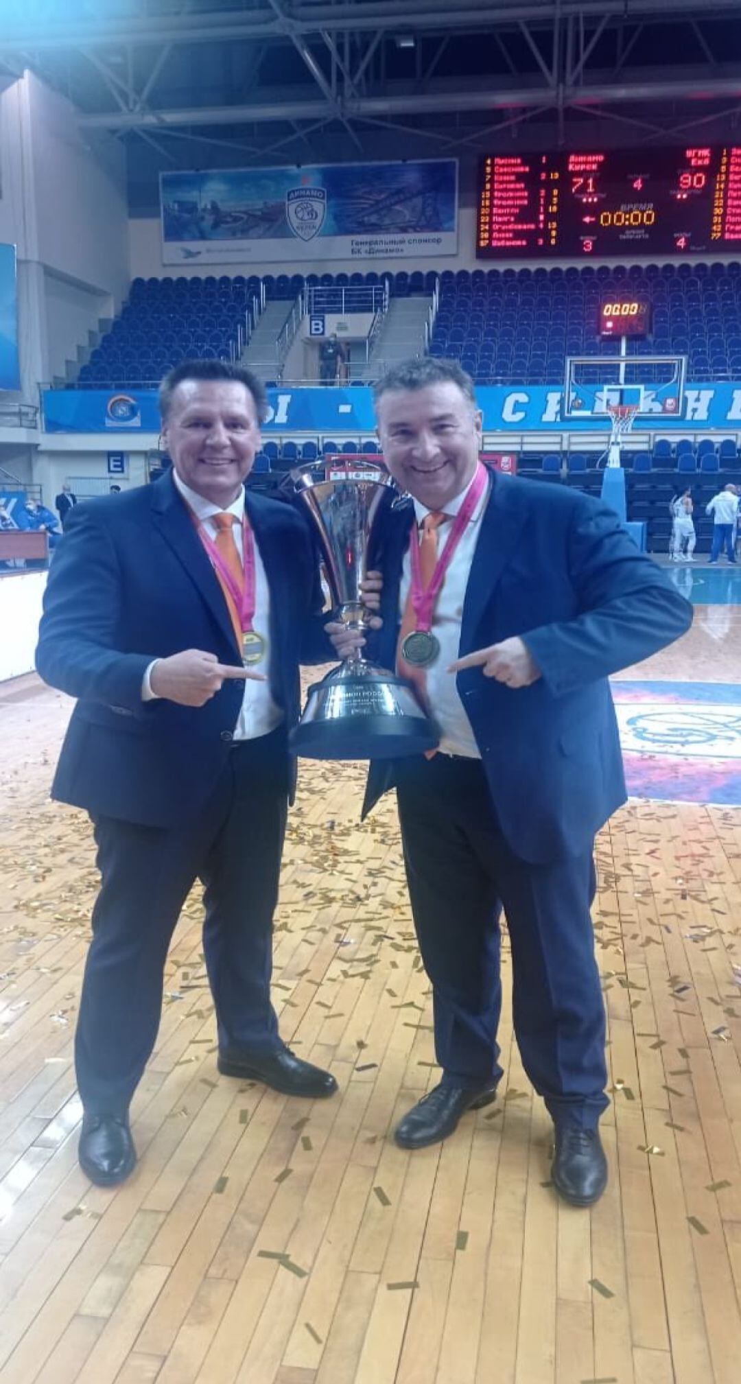 Miguel Méndez celebra con Nacho Martínez un nuevo título