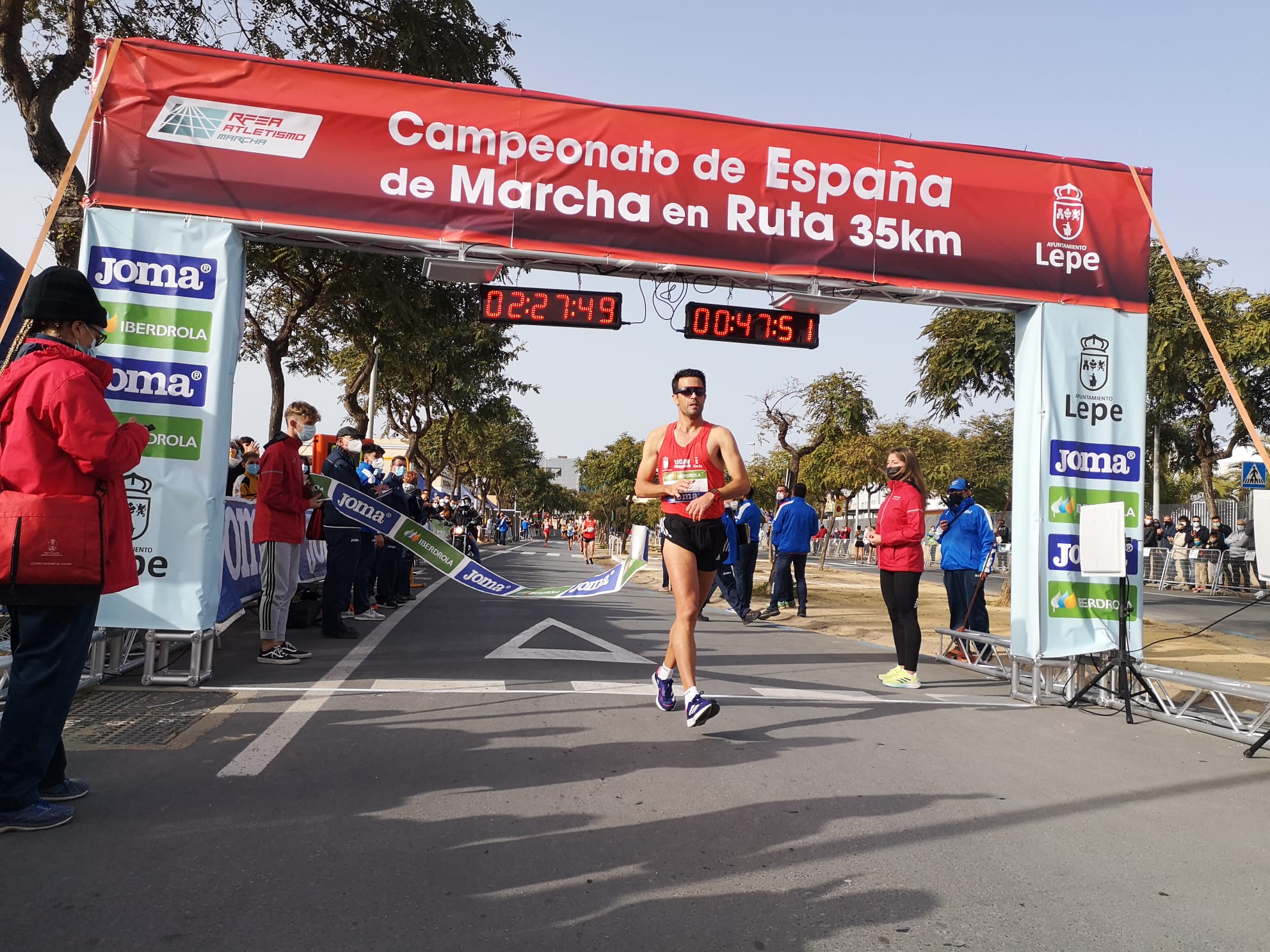 Miguel Ángel López cruzando la meta en Lepe