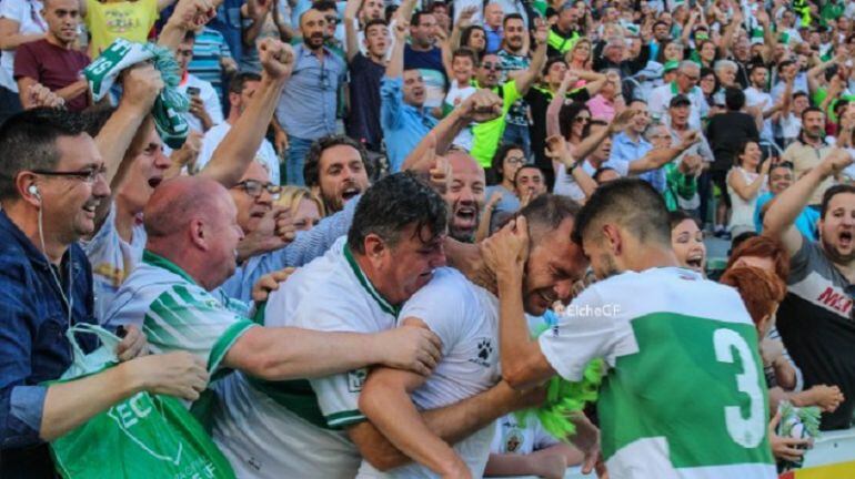 Nino celebra con Manu, junto a la afición, el gol de la victoria