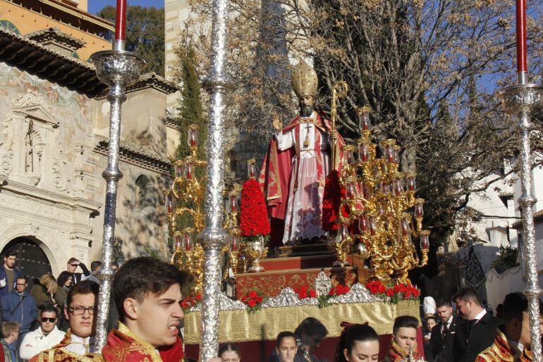 La imagen de San Cecilio junto a la parroquia del mismo nombre, consagrada al santo mártir granadino