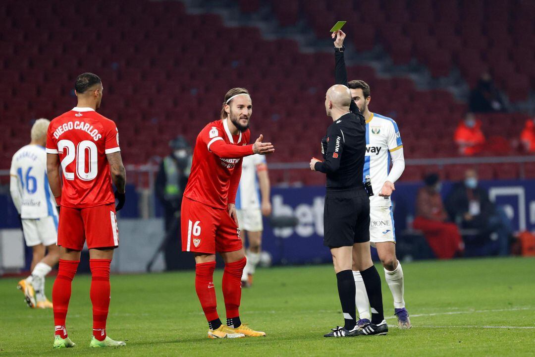 El jugador seerbio del Sevilla Nemanja Gudelj recibe una tarjeta amarilla, durante el partido de dieciseisavos de final de la Copa del Rey.