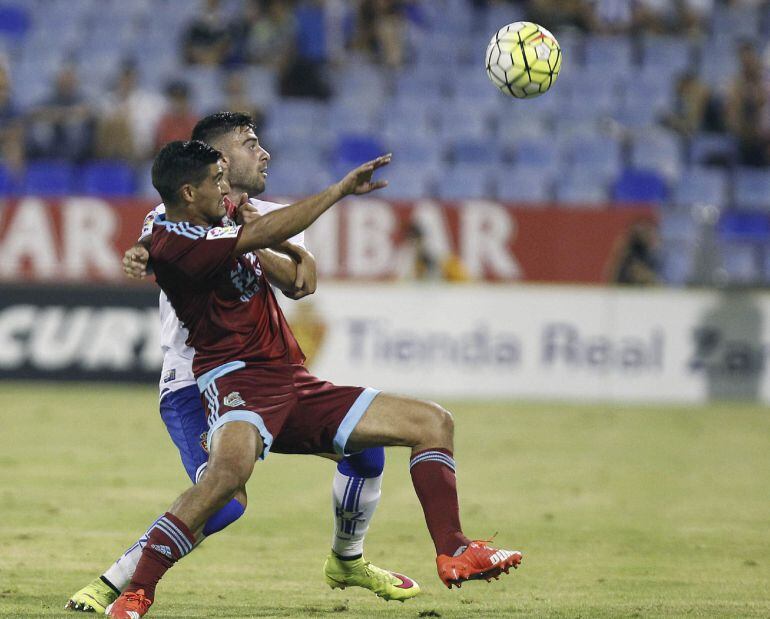 GRA184. ZARAGOZA, 16/08/2015.- El centrocampista uruguayo de la Real Sociedad, Gonzalo &quot;Chory&quot; Castro (d), disputa un balón con el defensor del Real Zaragoza, Rubén, durante el encuentro correspondiente al XLV Trofeo Ciudad de Zaragoza, que disputan esta tarde en el estadio de La Romareda. EFE / JAVIER BELVER.