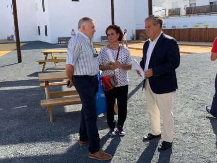 Fuentes, junto a vecinos de la zona