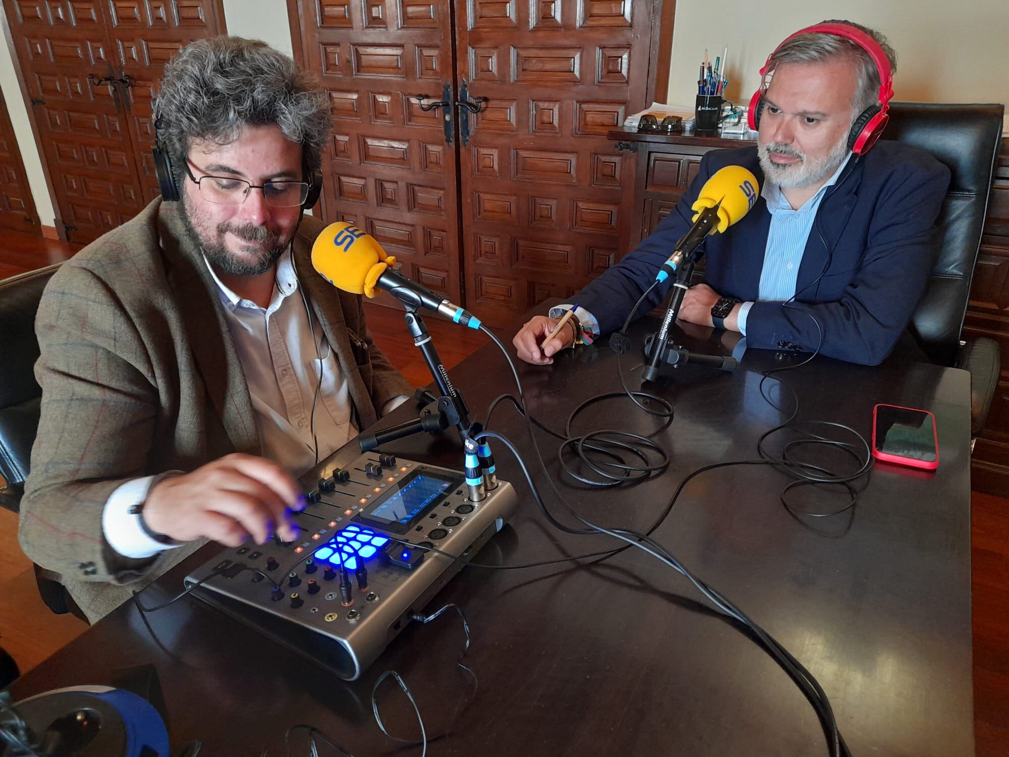 El alcalde de Plasencia, Fernando Pizarro durante la realización de la entrevista