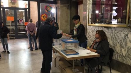 09:45 En el colegio Maria Auxiliadora el ritmo de votación es alto según los responsables de mesas electorales.