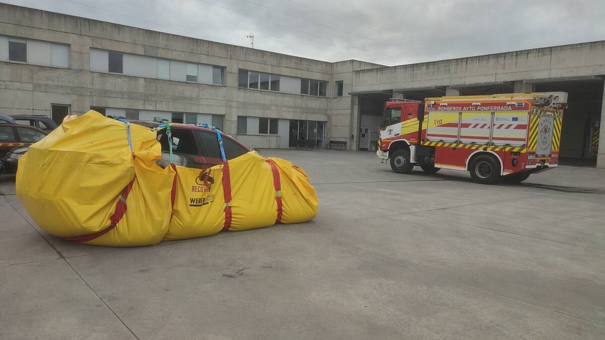 Los bomberos de Ponferrada aíslan por primera vez un vehículo microhíbrido para sofocar las continuas reigniciones