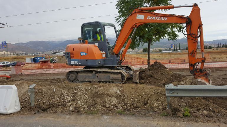 Obras de nuevos accesos al centro comercial Nevada de Armilla (Granada)