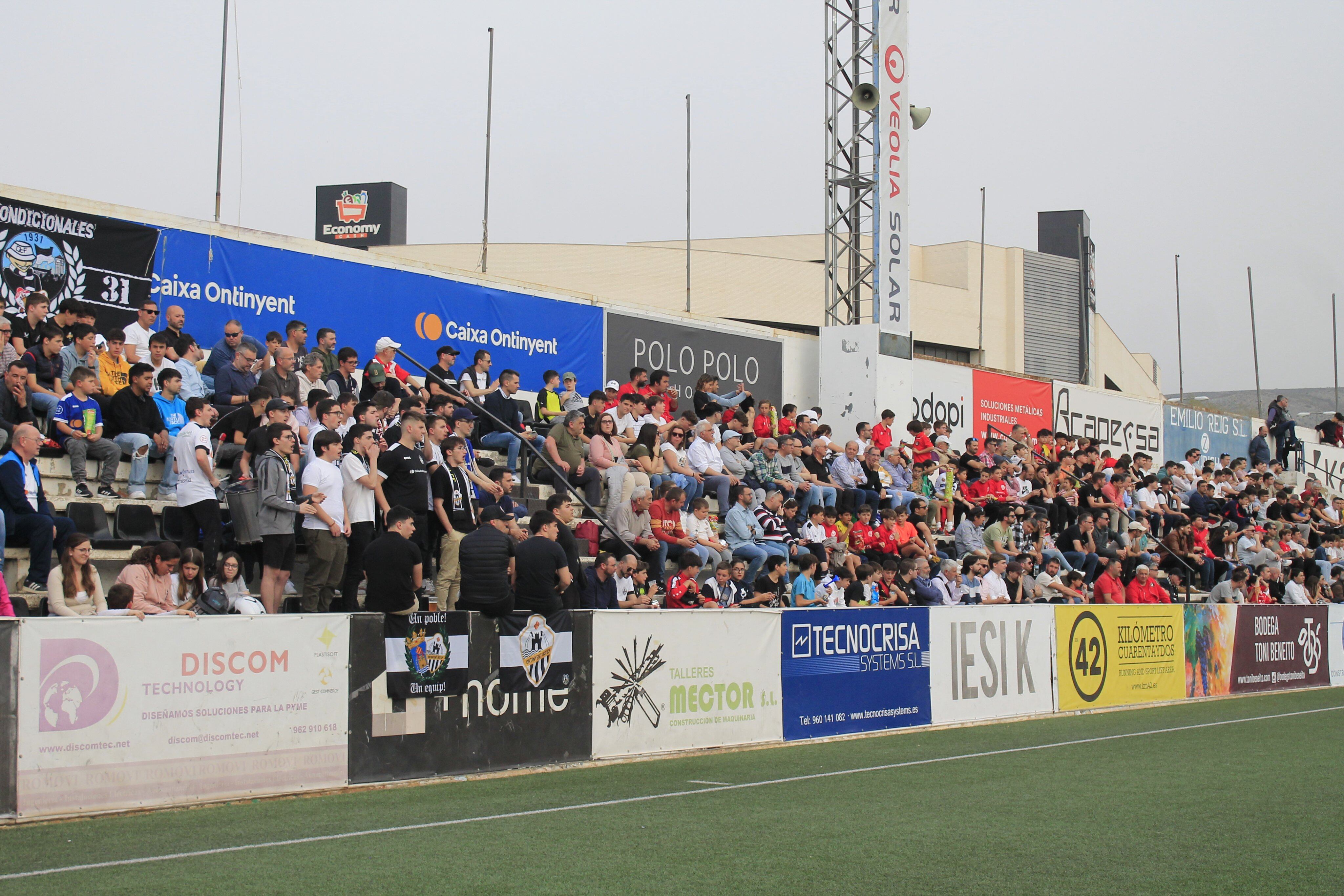 La grada general d'El Clariano de gom a gom