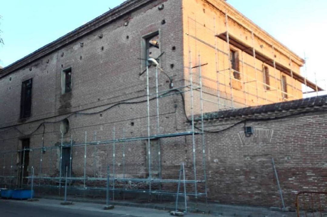 Ya se ha inciado la colocación de andamios en el Hospital Simón Ruiz