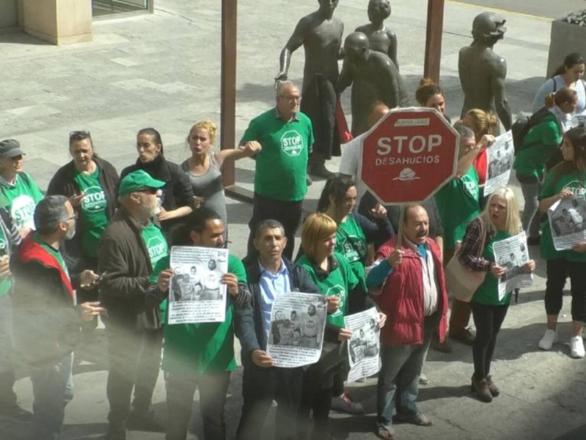 La PAH protesta frente al ayuntamiento por el fin de los desahucios