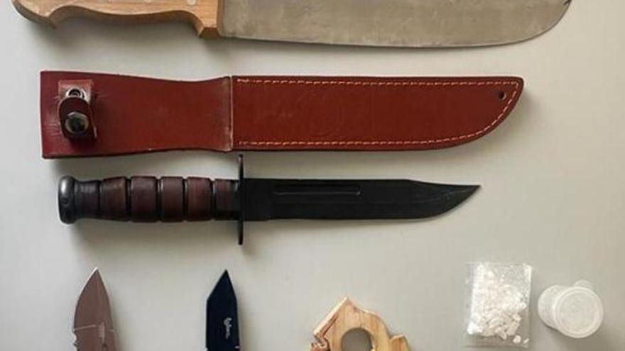 Armas y drogas incautadas por la Guardia Civil cuando asistía a un coche a la altura de A Mezquita