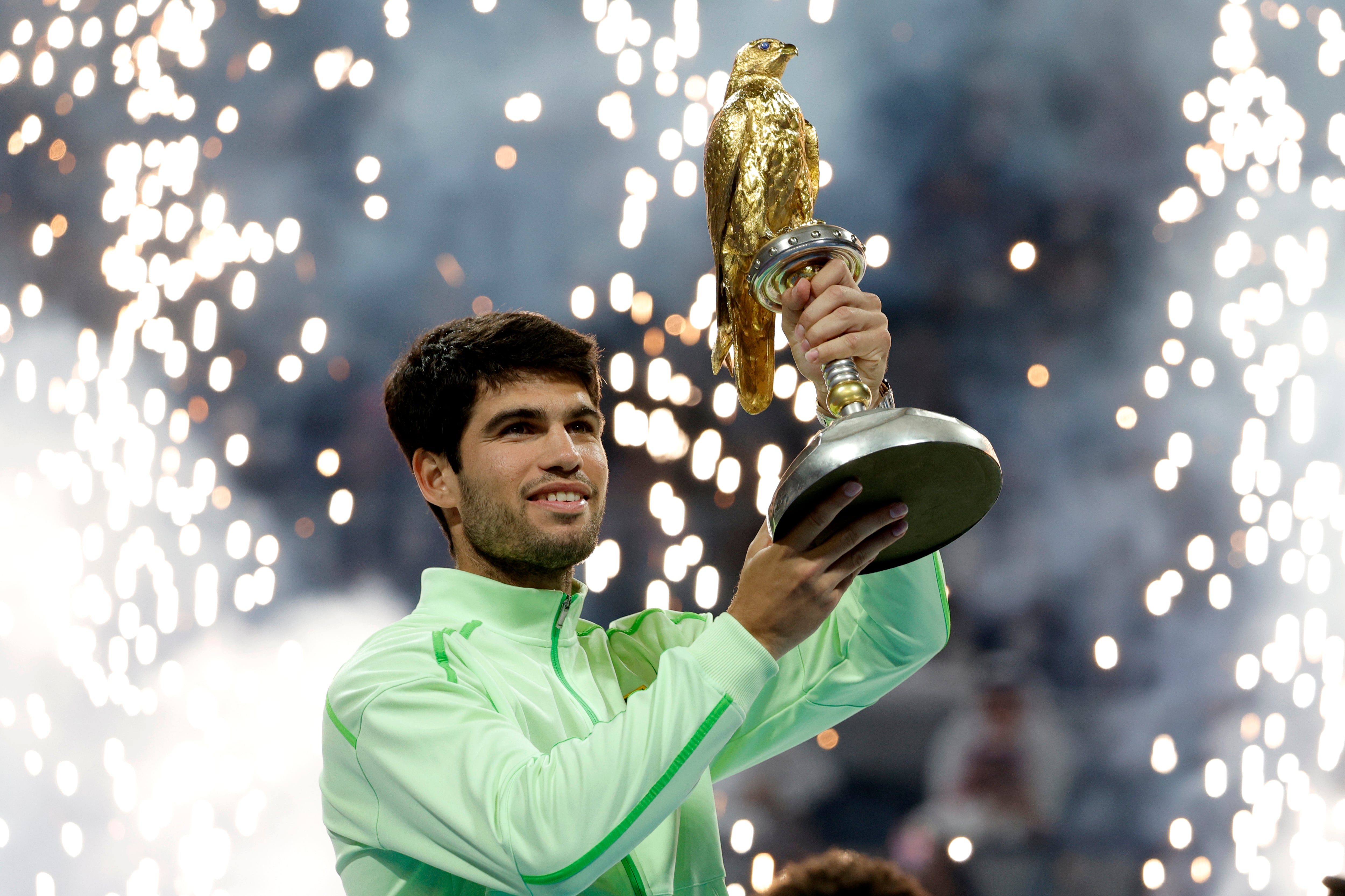 Carlos Alcaraz celebra el título de Doha tras derrotar en la final a Fils