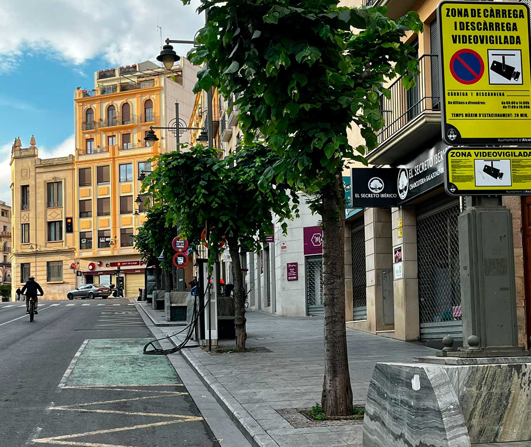 Imagen de la zona de carga y descarga de la calle Santo Tomás con los carteles que anuncian la vigilancia con cámaras