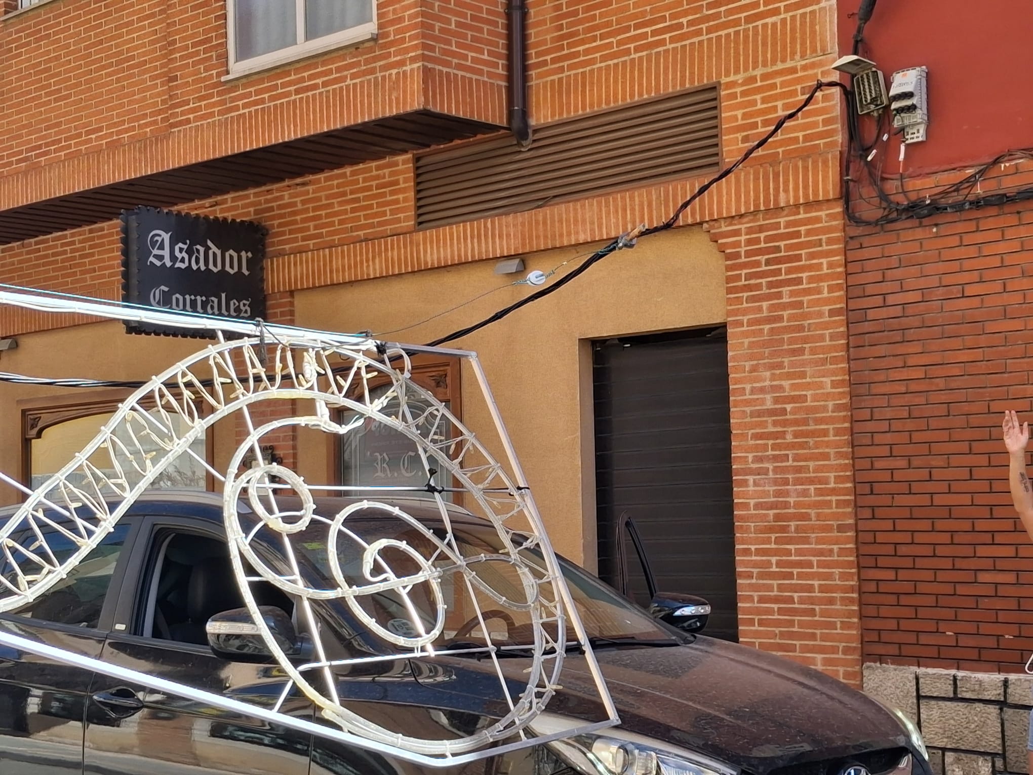 El arco quedó caído sobre un turismo