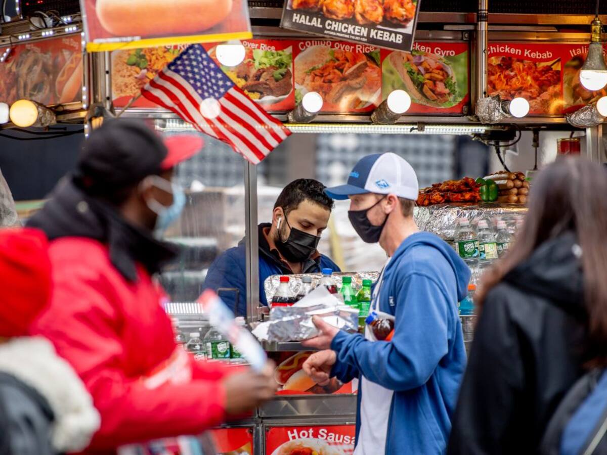 La población totalmente vacunada de EEUU podrá dejar de llevar mascarilla y de mantener distancia de seguridad