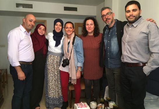 El equipo de Hoy por hoy, tras finalizar la entrevista a Shamir y Ohla, con el apoyo de Mouniaa y Cruz Roja.