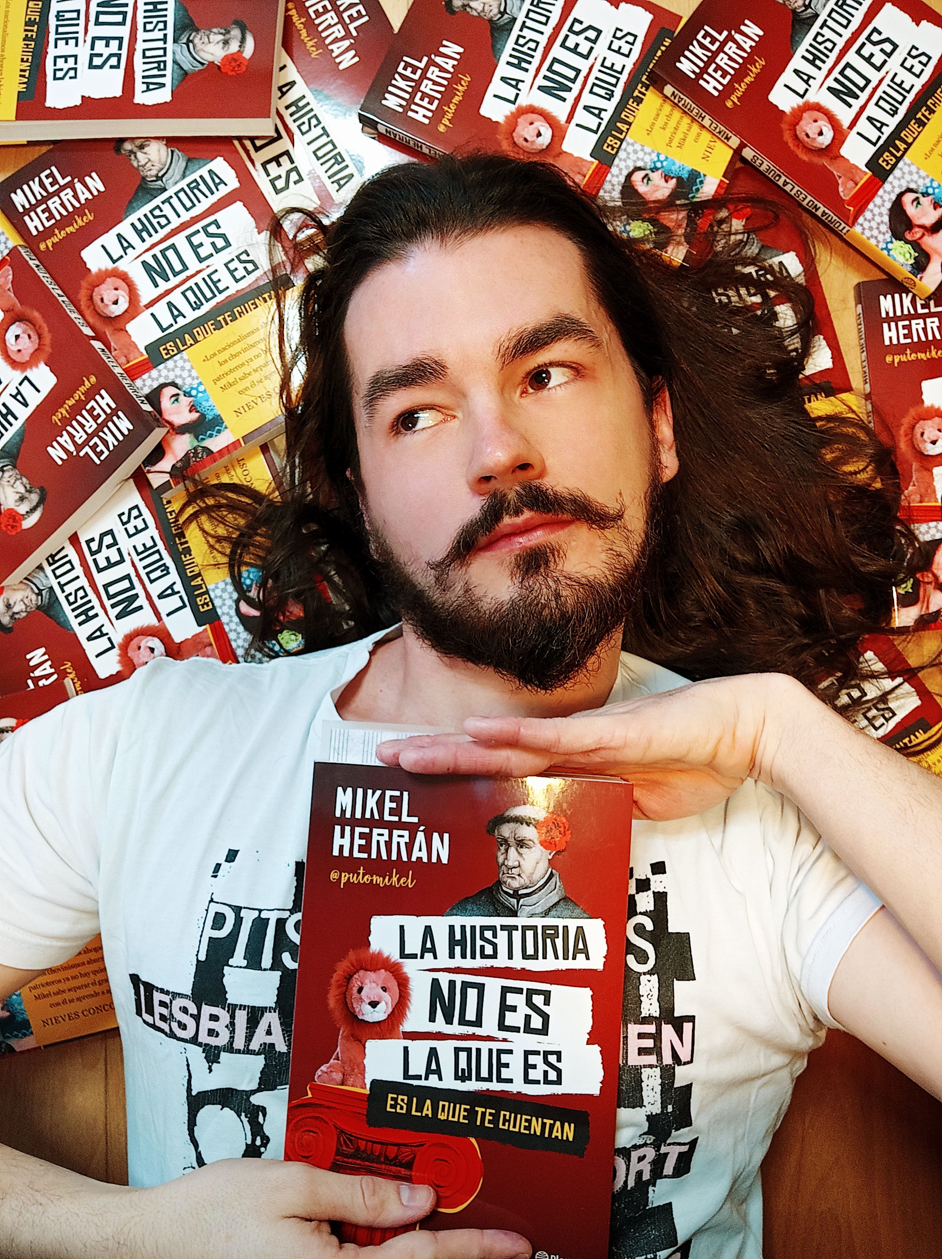 PutoMikel, apodo del historiador Mikel Herrán, posa con su libro