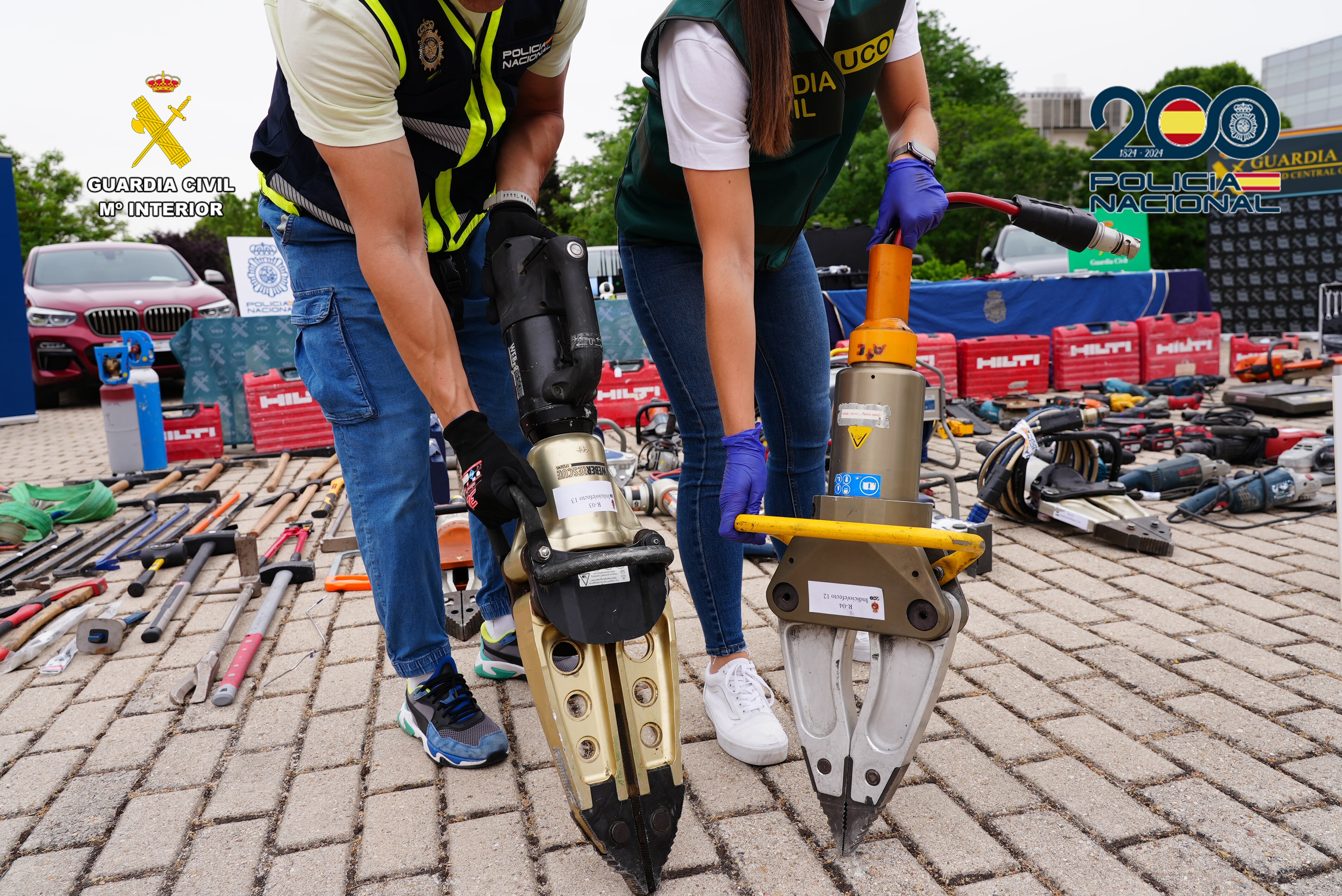 La Policía Nacional y la Guardia Civil han desarticulado en una operación conjunta a un grupo criminal itinerante especializado en el robo a entidades bancarias.