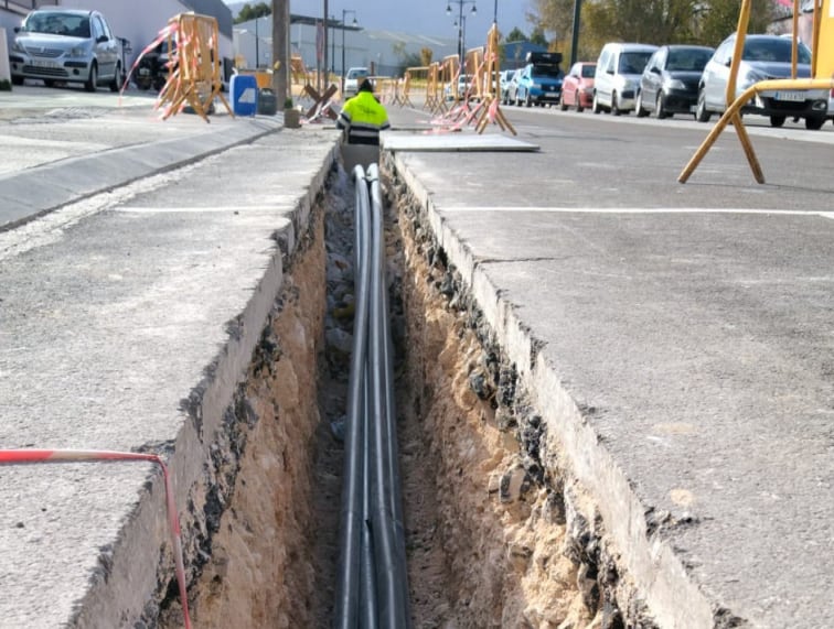 Imagen del soterramiento de las líneas de telefonía y fibra óptica