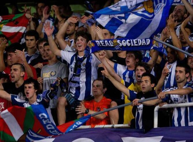 La afición txuri urdin tenía ganas de volver a celebrar una victoria realista