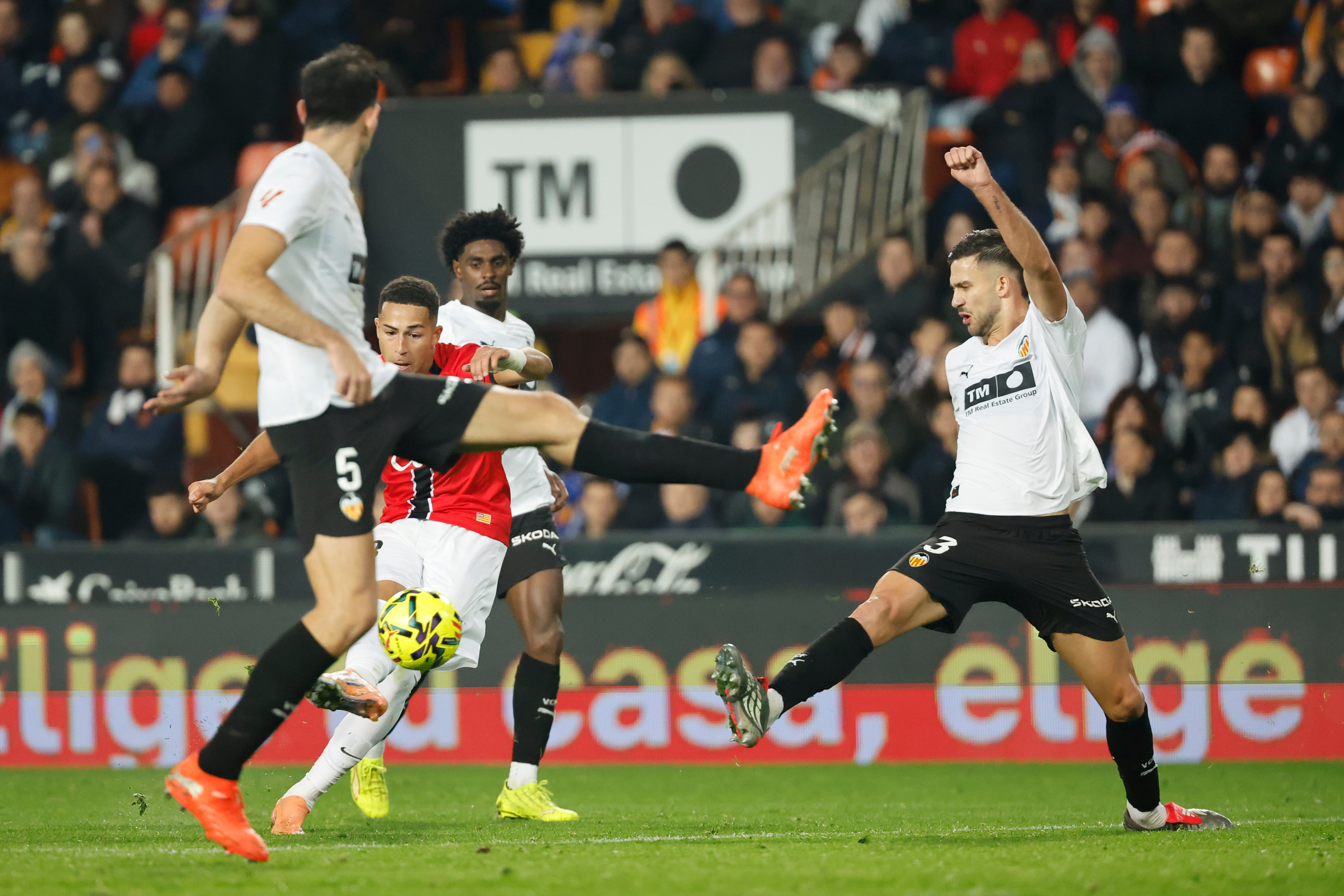 VALENCIA, 19/12/2025.- El centrocampista del RCD Mallorca Mateo Joseph (2i) dispara a puerta durante el partido de LaLiga de fútbol disputado entre el Valencia CF y el RCD Mallorca, este viernes en el estadio de Mestalla. EFE/Ana Escobar