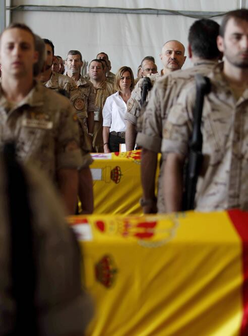 La ministra de Defensa, Carme Chacón, y el jefe del Estado mayor de la Defensa (JEMAD), general José Julio Rodríguez, durante el acto elebrado en la base de Herat en el que los militares españoles en Afganistán han despedido al sargento Manuel Argudin Per