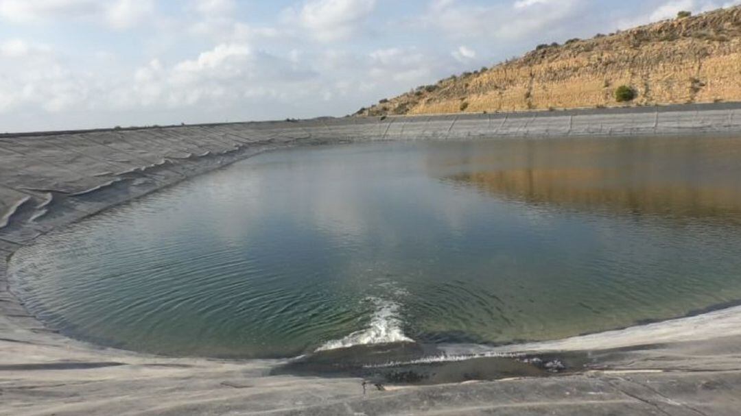Embalse de agua de los regantes ilicitanos