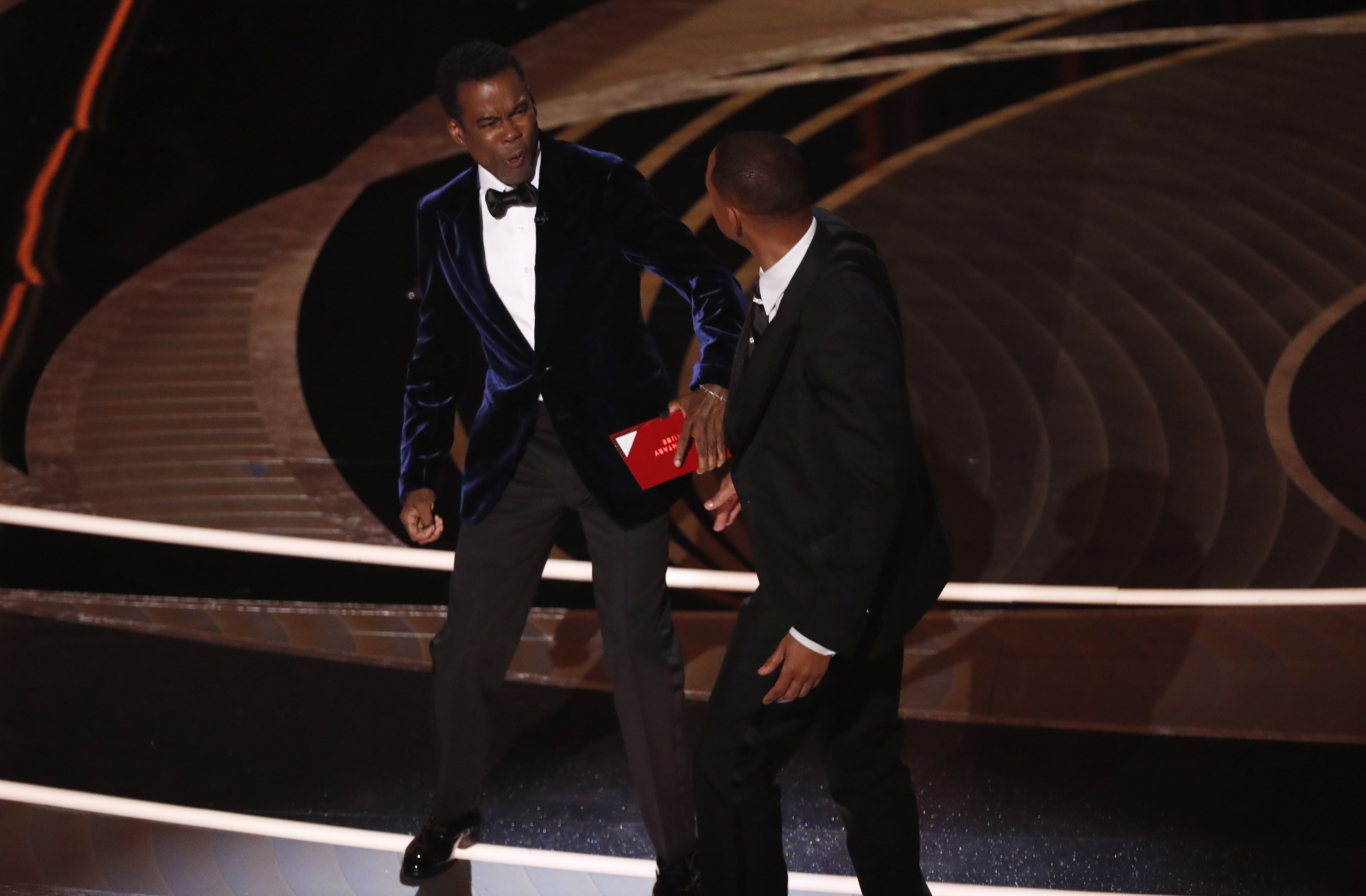 Will Smith le pega un tortazo a Chris Rock.